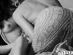 Gros seins, Blonde, Brunette brune, Plantureuse, Lingerie, Actrice du porno, Plan cul à trois, Nénés