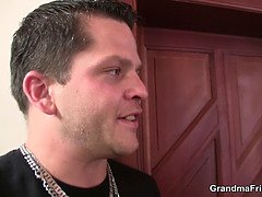 Grosse bite, Gros seins, Sucer une bite, Femme couguar, Mature, Mère que j'aimerais baiser, Criant, Plan cul à trois