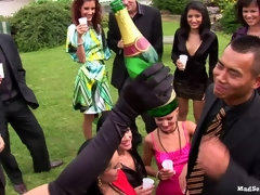 Aangekleed, Sperma shot, Orgie, Buiten, Feest, Satijn, Swinger, Nat