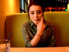 Dansen, Dubbele penetratie, Extreem, Masturbatie, Orgasme, Openbaar, Alleen, Onder de rok