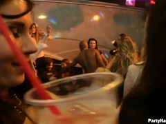 Brunette brune, Homme nu et filles habillées, Dansant, Queue, Embrassement, Fête, Jarretelles, Suçant