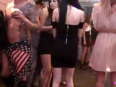 Leie, Sperma im mund, Spermaladung, Hundestellung, Lecken, Orgie, Muschi, Titten