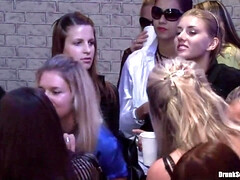 Tetas grandes, Mamada, Grupo, Tetas naturales, Orgía, Fiesta, Público, Tetas