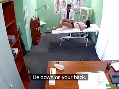 Amateur, Lécher le cul, Brunette brune, Tromperie, Médecin, Gicler, Uniforme, Voyeur