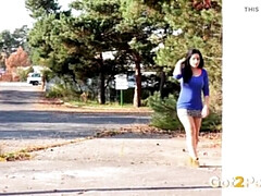 Belleza, Botas, Morena, Hd, Al aire libre, Orinar, Público, Falda