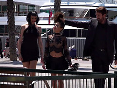 18 jaar, Dominatie, Dominante vrouw, Moeder die ik wil neuken, Meesteres, Buiten, Openbaar, Tieten likken