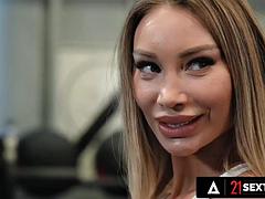 Lieveling, Grote mammen, Blond, Pijpbeurt, Sperma shot, Dubbele penetratie, Sportzaal, Trio