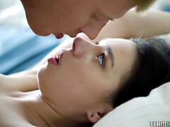 Brunette brune, En levrette, Branlette thaïlandaise, Léchez, Piercing, Chatte, Rasée, Adolescente