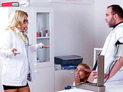 Gros cul, Grosse bite, Sucer une bite, Médecin, En levrette, 2 femmes 1 homme, Infirmière, Adolescente