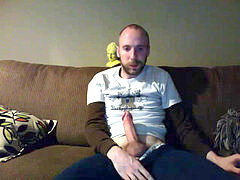 Str8 folks jerk on sofa