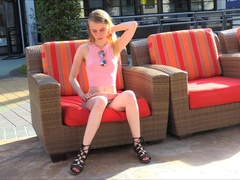 アナル, 指いじり, オナニー, オーガズム, 公共, 一人, おもちゃ, スカートのぞき