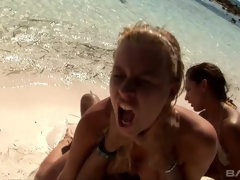 18 jahre, Blondine, Braunhaarige, Im freien, Piercing, Öffentlich, Tätowierung, Flotter dreier