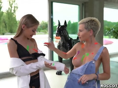 Анальный секс, Красотки, Большие сиськи, Поцелуи, Натуральные сиськи, На природе, Лизание жопы, Игрушки