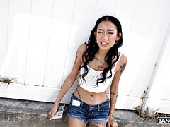 フェラチオ, 車, 手コキする, 異人種間, なめる, オマンコ, ガリガリ, タトゥー