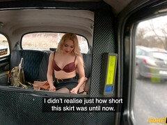 Leie, Blondine, Stiefel, Auto, Nackt, Rock, Strümpfe, Titten