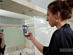 Grosse bite, Tromperie, Femme couguar, Hard, Mature, Séduite, Douche, Nénés