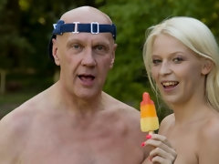 Blondine, Blasen, Hundestellung, Handjob, Küssen, Rasiert, Dürr, Titten