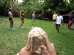 Gros seins, Blonde, Sucer une bite, En levrette, Branlette thaïlandaise, Hd, De plein air, Public