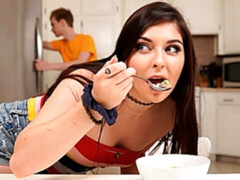 Sucer une bite, Brunette brune, Éjaculer dans la bouche, Tir de sperme, Branlette thaïlandaise, Cuisine, Léchez, Seins naturels