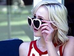 Blond, Pijpbeurt, Hondjeshouding, Likken, Kut duiken, Tiener, Tieten likken