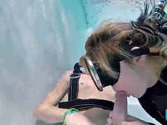デカパイ, ブロンド, フェラチオ, ヨーロピアン, プール, 公共, ティーン, 水中