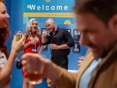 Cul, Gros seins, Sucer une bite, En levrette, Robe, Branlette thaïlandaise, Embrassement, Rasée