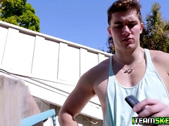 Belleza, Rubia, Mamada, Garganta profunda, Peludo, Orgasmo, Al aire libre, Tatuaje