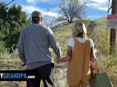 Cuarto de baño, Rubia, Hija, Atragantadas, Abuelo, Pequeña, Flaco, Tabú