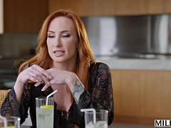 デカパイ, フェラチオ, 手コキする, 下着, 淫乱熟女, 赤毛, 三人, オッパイの