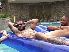 アナル, フェラチオ, ゲイ, 異人種間, アウトドア, プール, フェラする, 三人