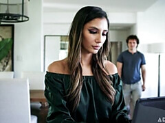 Grosse bite, Sucer une bite, Brunette brune, Fille latino, Seins naturels, Adolescente, Plan cul à trois, Nénés