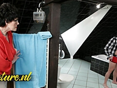 Enthousiasteling, Pijpbeurt, Eerste keer, Hardcore, Masturbatie, Rijpe lesbienne, Kut duiken, Douche