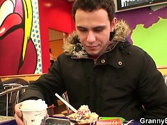 ブロンド, フェラチオ, エロ熟女, イマラチオ, 手コキする, 淫乱熟女, 母, 義母