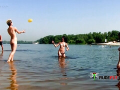 Amateur, Plage, Brunette brune, Fétiche, Nudiste, Public, Adolescente, Voyeur