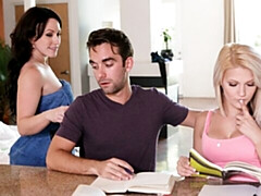 Grosse bite, Brunette brune, Branlette thaïlandaise, Léchez, Lingerie, Chatte, Jarretelles, Tatouage