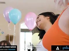 Anal, En levrette, Partouze, Hd, Lesbienne, Seins naturels, Chevaucher, Strapon