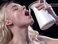 Ванна, Блондинки, Большие дырки, Ласковые ручки, Мастурбация, Молоко, Бритые, Соло