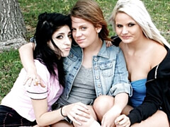 Grote mammen, Vingeren, Zoenen, Lesbisch, Masturbatie, Kut duiken, Geschoren, Strippen