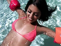 Américain, Couple, En levrette, Fille latino, Seins naturels, De plein air, Piscine, Pov