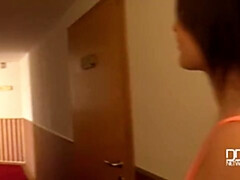 Sucer une bite, Brunette brune, Éjaculer dans la bouche, Talons, Jeans, Léchez, Pov, Suçant