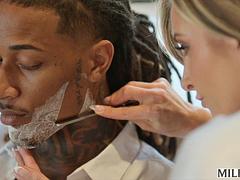 Grote lul, Grote mammen, Bruinharig, Handbeurt, Masturbatie, Moeder die ik wil neuken, Rijden, Tieten likken