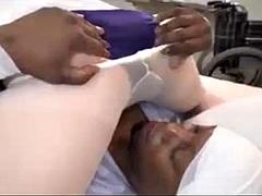 Gros seins, Noire, Noir ébène, Japonaise, Mature, Mère que j'aimerais baiser, Infirmière, Nénés