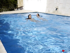 Morena, Lesbiana, Lamidas, Al aire libre, Perforación, Piscina, Coño, Mojado