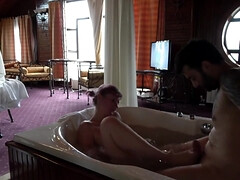 Enthousiasteling, Pijpbeurt, Rondborstig, Schattig, Diep in de keel, Rijpe lesbienne, Tepels, Tiener