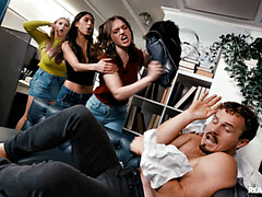 Gros seins, Brunette brune, En levrette, Fétiche des pieds, Branlette thaïlandaise, Léchez, Chatte, Jupe