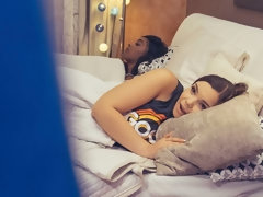 Brunette brune, Attrapée, Tromperie, Doigter, Branlette thaïlandaise, Interracial, Rasée, Plan cul à trois