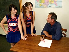 18 jaar, Grote kont, Grote lul, Pompom meid, Handbeurt, Likken, Mager, Tiener