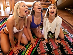 Fingern, Küssen, Lesbisch, Lingerie, Rasiert, Dürr, Entkleiden, Jungendliche (18+)