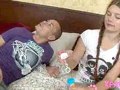 Amateur, Sucer une bite, Brunette brune, Tir de sperme, Faciale, Chatte, Rasée, Jarretelles