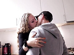 18 jaar, Grote kont, Grote lul, Grote mammen, Pijpbeurt, Hondjeshouding, Mager, Tiener